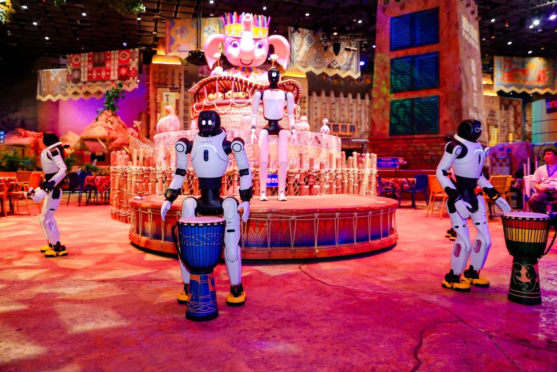 AGIBOT Brings 300-Plus Robots to Chimelong Theme Park