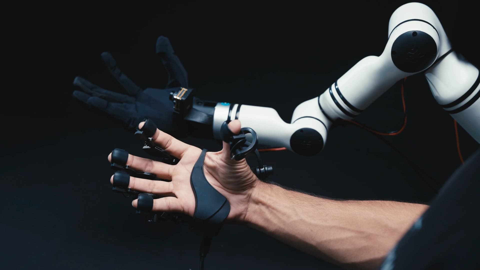 Chestnut Launches Aero Hand and Aero UMI, Pairing Dexterous Hardware With Its Data Collector